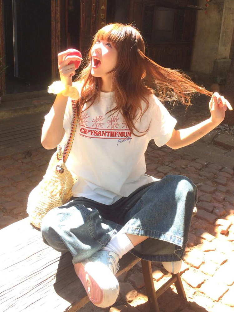 Korean-Style Retro Heavyweight T-Shirt for Women, Summer Sunflower Print, White Round Neck Short Sleeve, Loose Fit Top Korean-Style Retro Heavyweight T-Shirt for Women, Summer Sunflower Print, White Round Neck Short Sleeve, Loose Fit Top