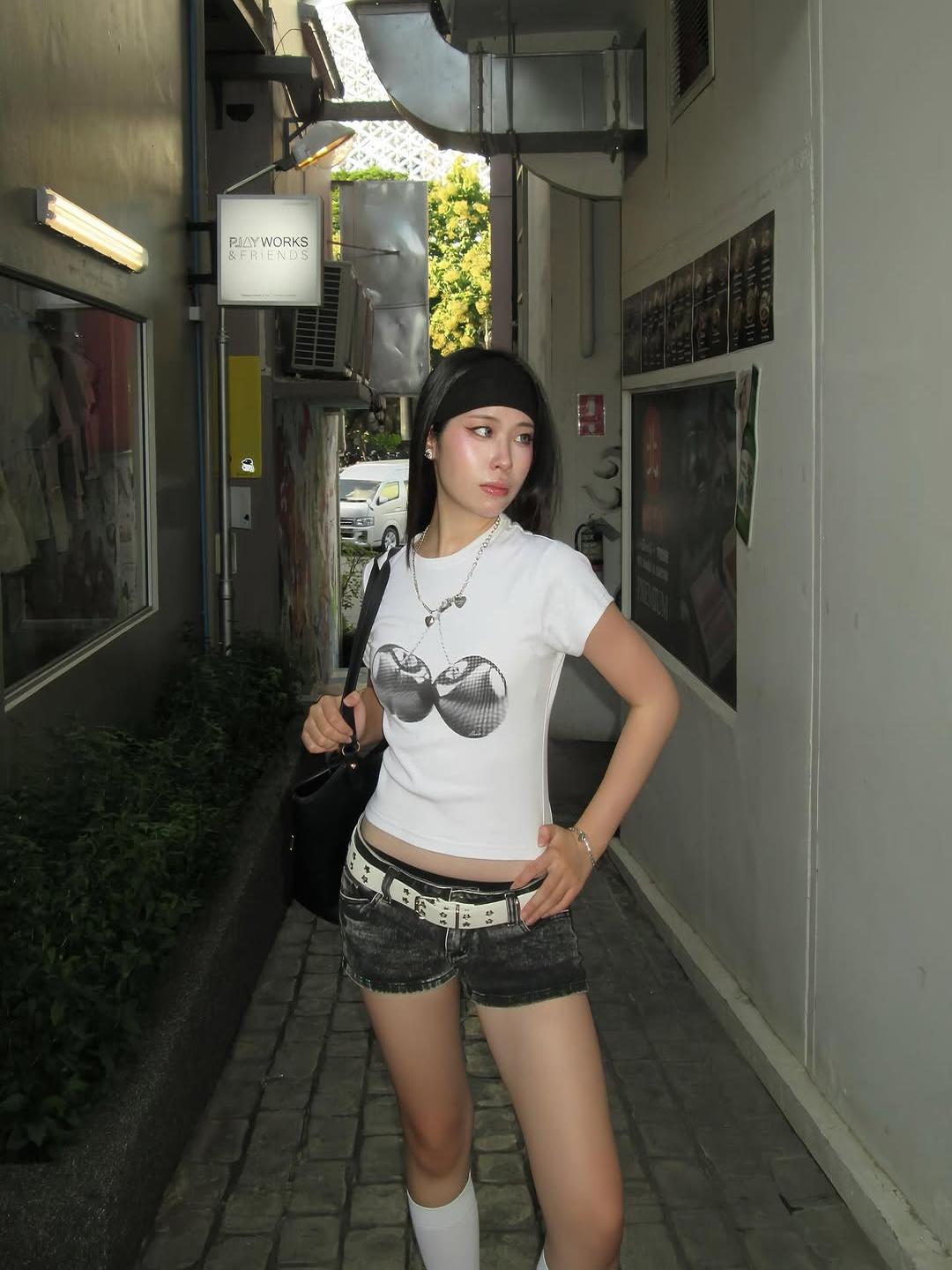 Korean Style Slim Fit Short Sleeve T-Shirt with Metal Cherry Print and High Stretch Cotton for Women Korean Style Slim Fit Short Sleeve T-Shirt with Metal Cherry Print and High Stretch Cotton for Women