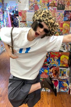 Korean Style Vintage Blue Graphic T-Shirt with Glove Print - Casual, Cotton, Trendy, Retro, Youthful Aesthetic