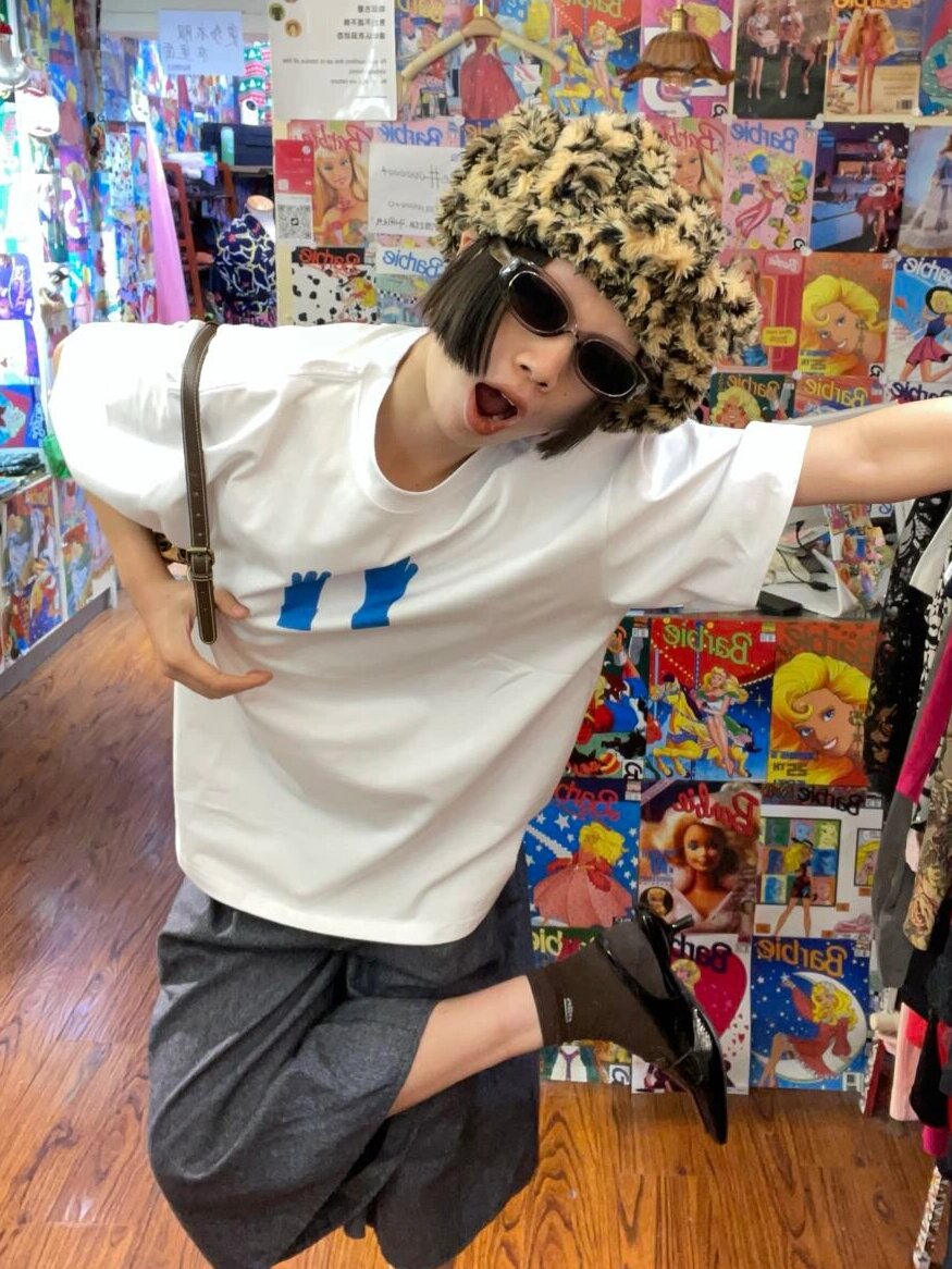 Korean Style Vintage Blue Graphic T-Shirt with Glove Print - Casual, Cotton, Trendy, Retro, Youthful Aesthetic Korean Style Vintage Blue Graphic T-Shirt with Glove Print - Casual, Cotton, Trendy, Retro, Youthful Aesthetic