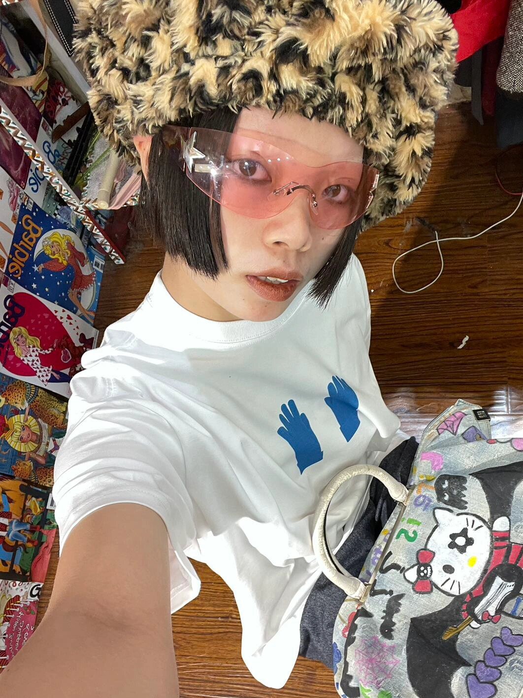 Korean Style Vintage Blue Graphic T-Shirt with Glove Print - Casual, Cotton, Trendy, Retro, Youthful Aesthetic Korean Style Vintage Blue Graphic T-Shirt with Glove Print - Casual, Cotton, Trendy, Retro, Youthful Aesthetic