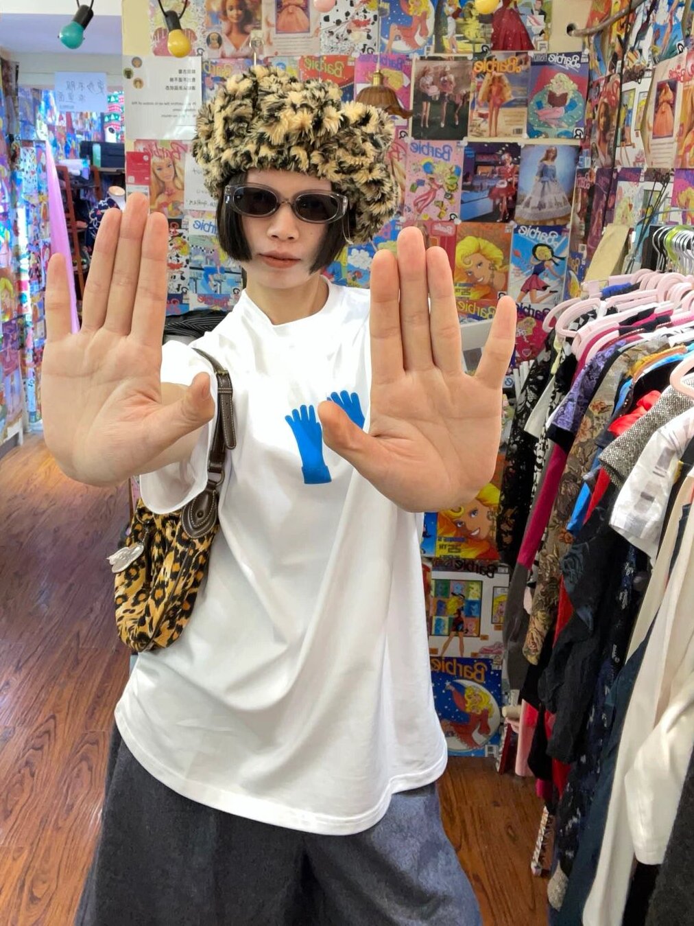 Korean Style Vintage Blue Graphic T-Shirt with Glove Print - Casual, Cotton, Trendy, Retro, Youthful Aesthetic Korean Style Vintage Blue Graphic T-Shirt with Glove Print - Casual, Cotton, Trendy, Retro, Youthful Aesthetic