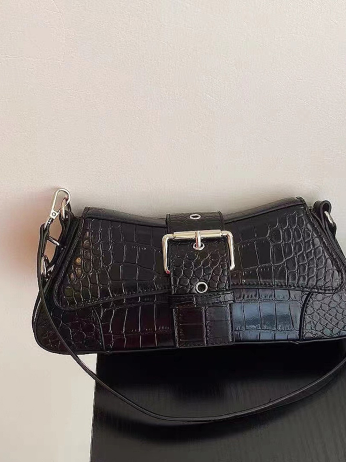 Korean Style Vintage Metal Chain Shoulder Handbag - Sweet Cool Spicy Girl Baguette Bag for Modern Fashion Korean Style Vintage Metal Chain Shoulder Handbag - Sweet Cool Spicy Girl Baguette Bag for Modern Fashion