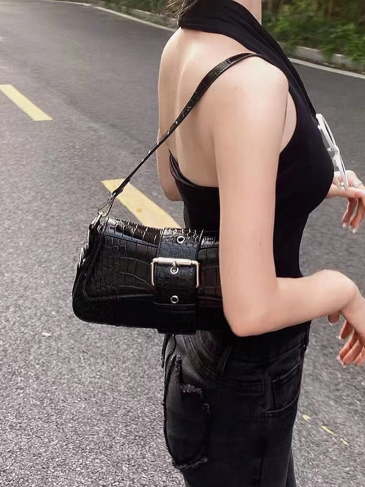 Korean Style Vintage Metal Chain Shoulder Handbag - Sweet Cool Spicy Girl Baguette Bag for Modern Fashion Korean Style Vintage Metal Chain Shoulder Handbag - Sweet Cool Spicy Girl Baguette Bag for Modern Fashion