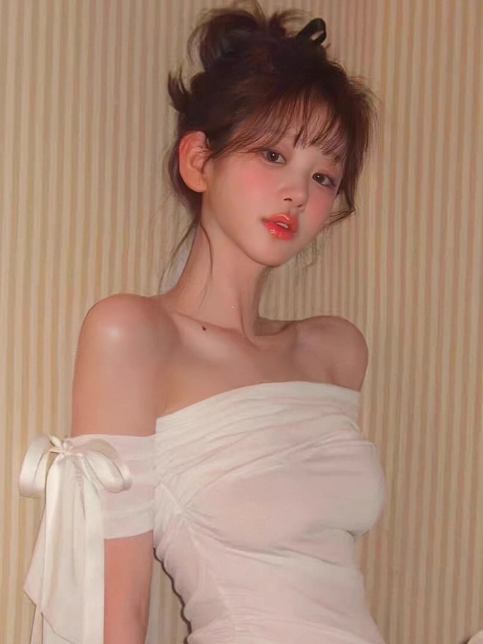 Korean Style Women's One-Shoulder Ruffle Lace Short Sleeve T-shirt - Summer Holiday White Top for Instagram Ready Looks Korean Style Women's One-Shoulder Ruffle Lace Short Sleeve T-shirt - Summer Holiday White Top for Instagram Ready Looks