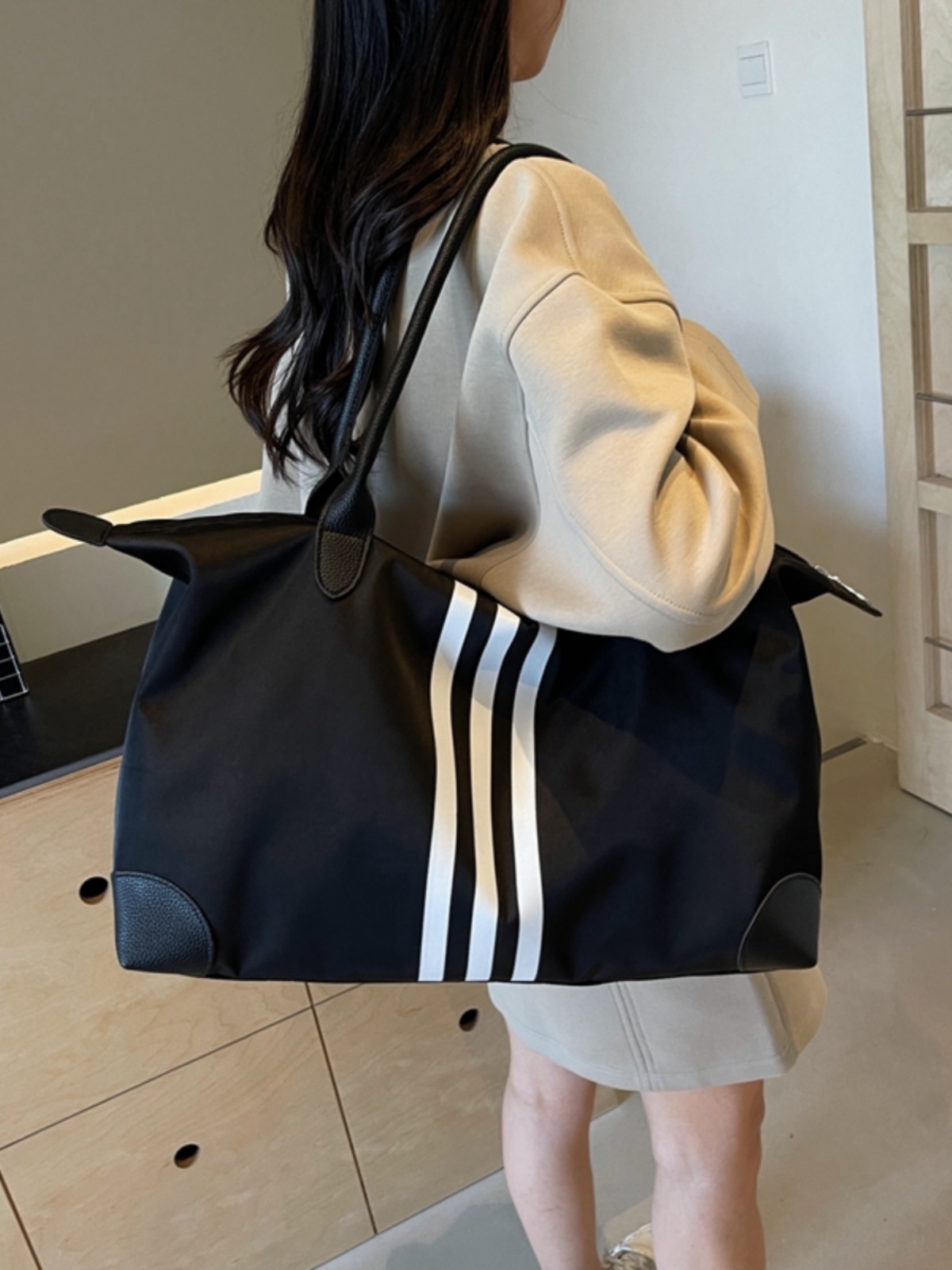 Large-Capacity Lightweight Travel Bag - Versatile Commuter Luggage, Gym, Maternity, and Weekend Trip Shoulder Bag Large-Capacity Lightweight Travel Bag - Versatile Commuter Luggage, Gym, Maternity, and Weekend Trip Shoulder Bag