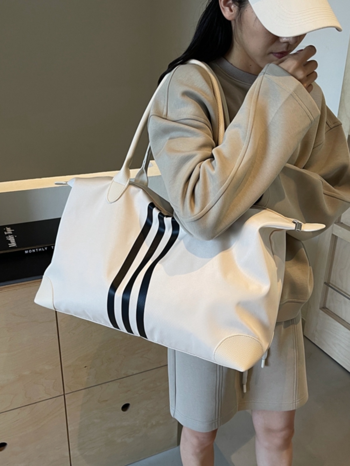 Large-Capacity Lightweight Travel Bag - Versatile Commuter Luggage, Gym, Maternity, and Weekend Trip Shoulder Bag Large-Capacity Lightweight Travel Bag - Versatile Commuter Luggage, Gym, Maternity, and Weekend Trip Shoulder Bag