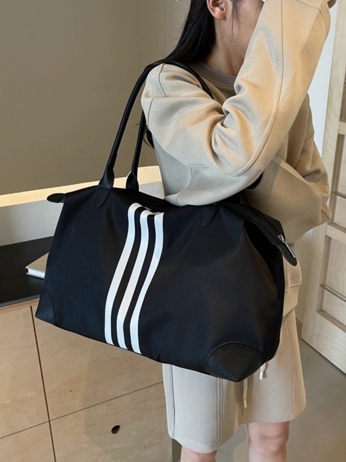 Large-Capacity Lightweight Travel Bag - Versatile Commuter Luggage, Gym, Maternity, and Weekend Trip Shoulder Bag Large-Capacity Lightweight Travel Bag - Versatile Commuter Luggage, Gym, Maternity, and Weekend Trip Shoulder Bag