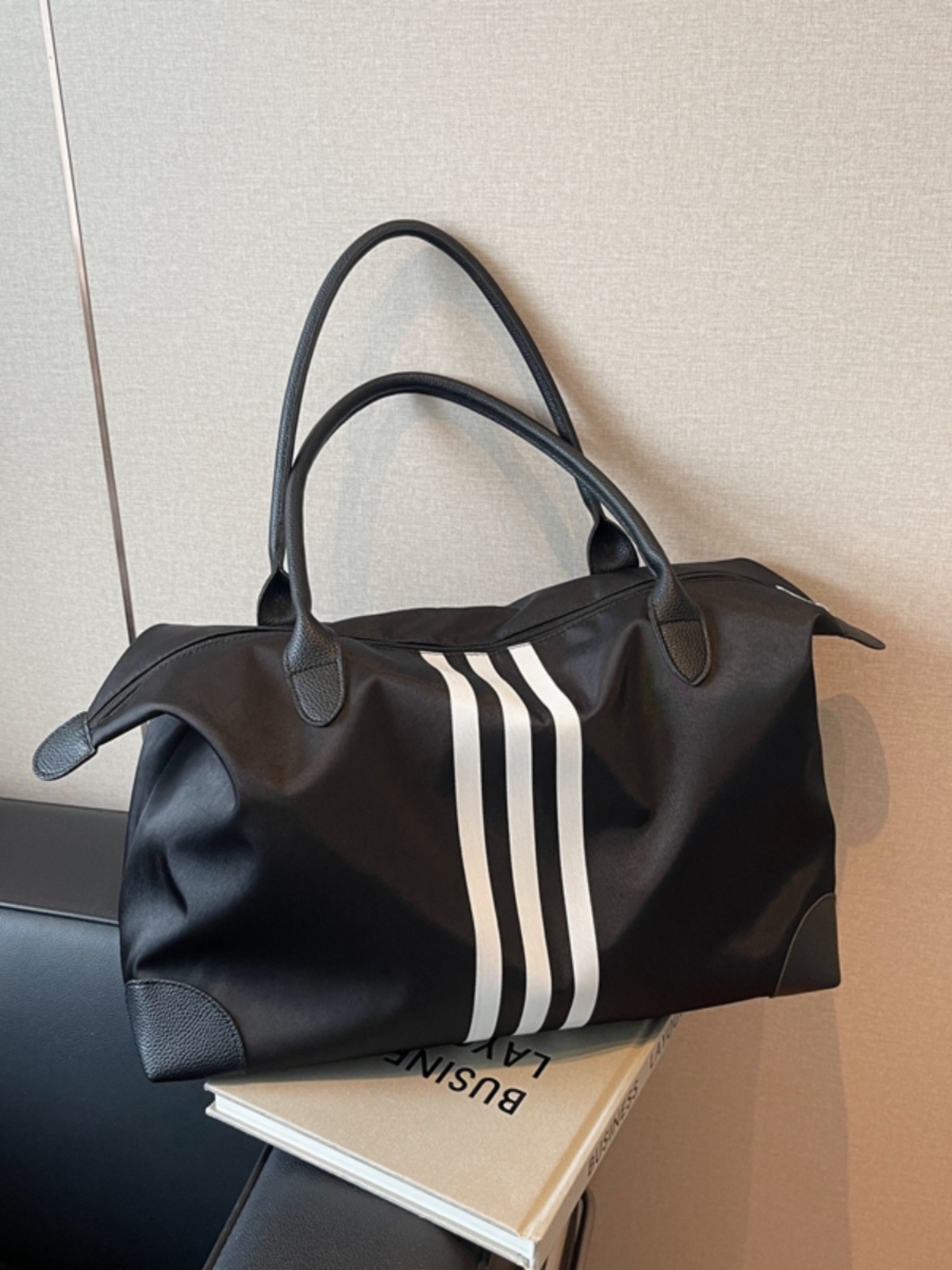 Large-Capacity Lightweight Travel Bag - Versatile Commuter Luggage, Gym, Maternity, and Weekend Trip Shoulder Bag Large-Capacity Lightweight Travel Bag - Versatile Commuter Luggage, Gym, Maternity, and Weekend Trip Shoulder Bag