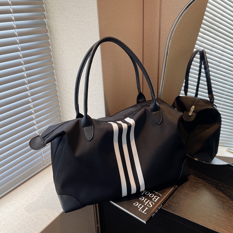 Large-Capacity Lightweight Travel Bag - Versatile Commuter Luggage, Gym, Maternity, and Weekend Trip Shoulder Bag Large-Capacity Lightweight Travel Bag - Versatile Commuter Luggage, Gym, Maternity, and Weekend Trip Shoulder Bag