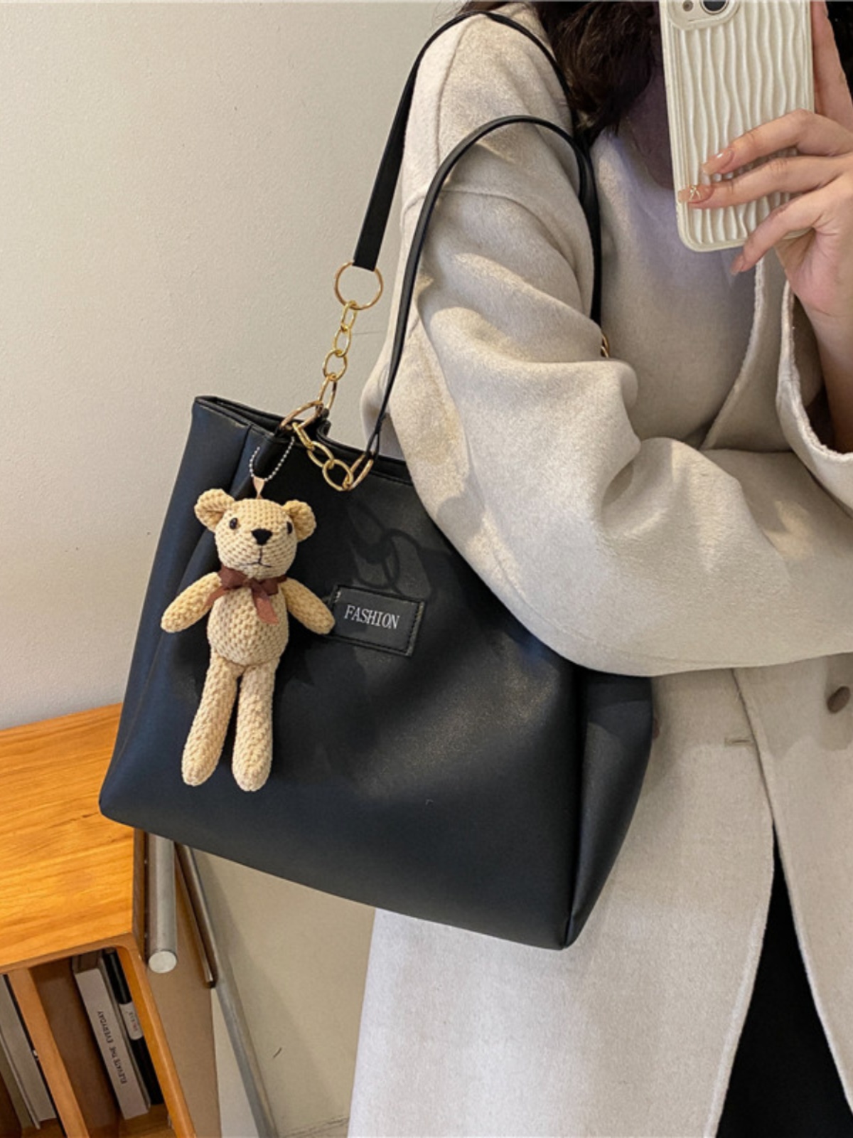 Large Capacity Summer Handbag for Women – Versatile High-End Shoulder Tote Bag for Commuting and Everyday Style 2025 Large Capacity Summer Handbag for Women – Versatile High-End Shoulder Tote Bag for Commuting and Everyday Style 2025