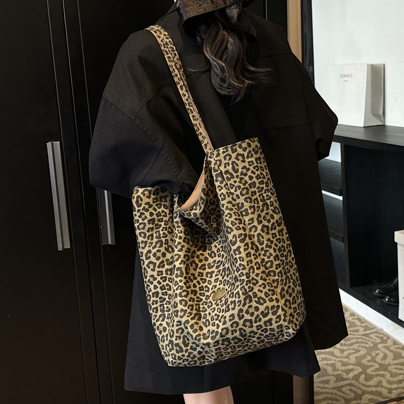 Leopard Print Reversible Canvas Tote Bag for Women, 2025 Trendy Large Capacity College Style Casual Bag Leopard Print Reversible Canvas Tote Bag for Women, 2025 Trendy Large Capacity College Style Casual Bag