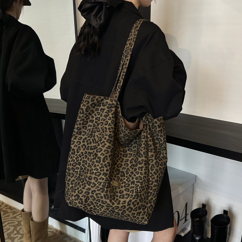 Leopard Print Reversible Canvas Tote Bag for Women, 2025 Trendy Large Capacity College Style Casual Bag Leopard Print Reversible Canvas Tote Bag for Women, 2025 Trendy Large Capacity College Style Casual Bag