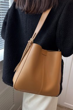 Light Luxury Retro High-End Bucket Bag for Women - Versatile Minimalist Shoulder Crossbody Bag for Commuting