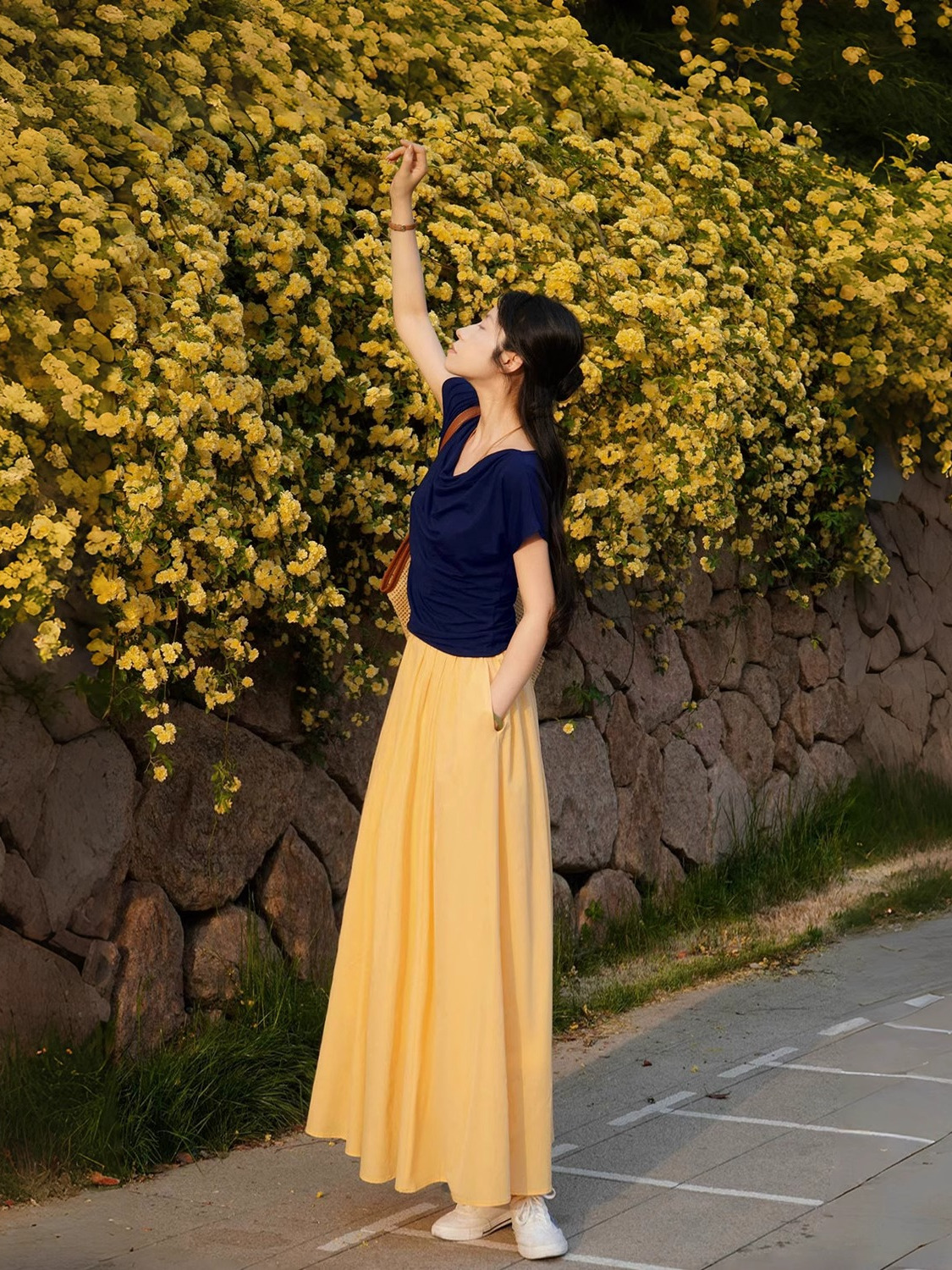 Light Yellow Pleated High-Waisted A-Line Long Skirt with Pockets, Zipper, Casual Parachute Style for a Slimming Effect Light Yellow Pleated High-Waisted A-Line Long Skirt with Pockets, Zipper, Casual Parachute Style for a Slimming Effect