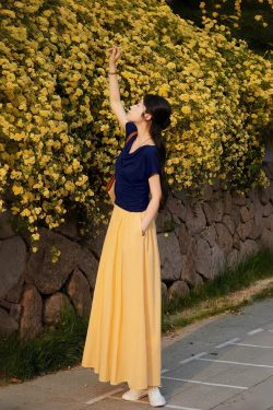 Light Yellow Pleated High-Waisted A-Line Long Skirt with Pockets, Zipper, Casual Parachute Style for a Slimming Effect