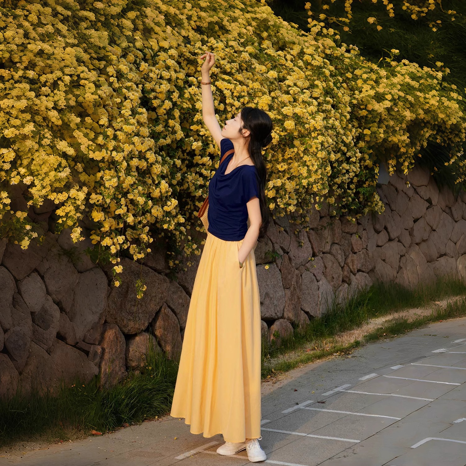 Light Yellow Pleated High-Waisted A-Line Long Skirt with Pockets, Zipper, Casual Parachute Style for a Slimming Effect Light Yellow Pleated High-Waisted A-Line Long Skirt with Pockets, Zipper, Casual Parachute Style for a Slimming Effect
