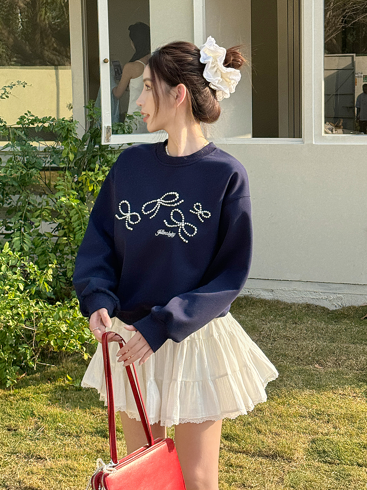 Lightweight Dark Blue Pearl Bow Pullover Sweatshirt - Round Neck Design for Women, Perfect for Spring Fashion Lightweight Dark Blue Pearl Bow Pullover Sweatshirt - Round Neck Design for Women, Perfect for Spring Fashion