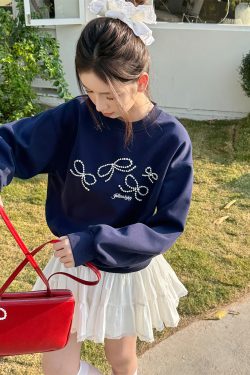 Lightweight Dark Blue Pearl Bow Pullover Sweatshirt - Round Neck Design for Women, Perfect for Spring Fashion