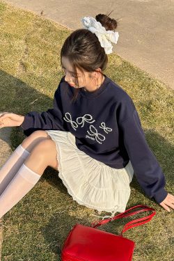 Lightweight Dark Blue Pearl Bow Pullover Sweatshirt - Round Neck Design for Women, Perfect for Spring Fashion