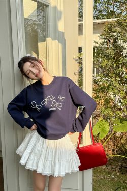 Lightweight Dark Blue Pearl Bow Pullover Sweatshirt - Round Neck Design for Women, Perfect for Spring Fashion