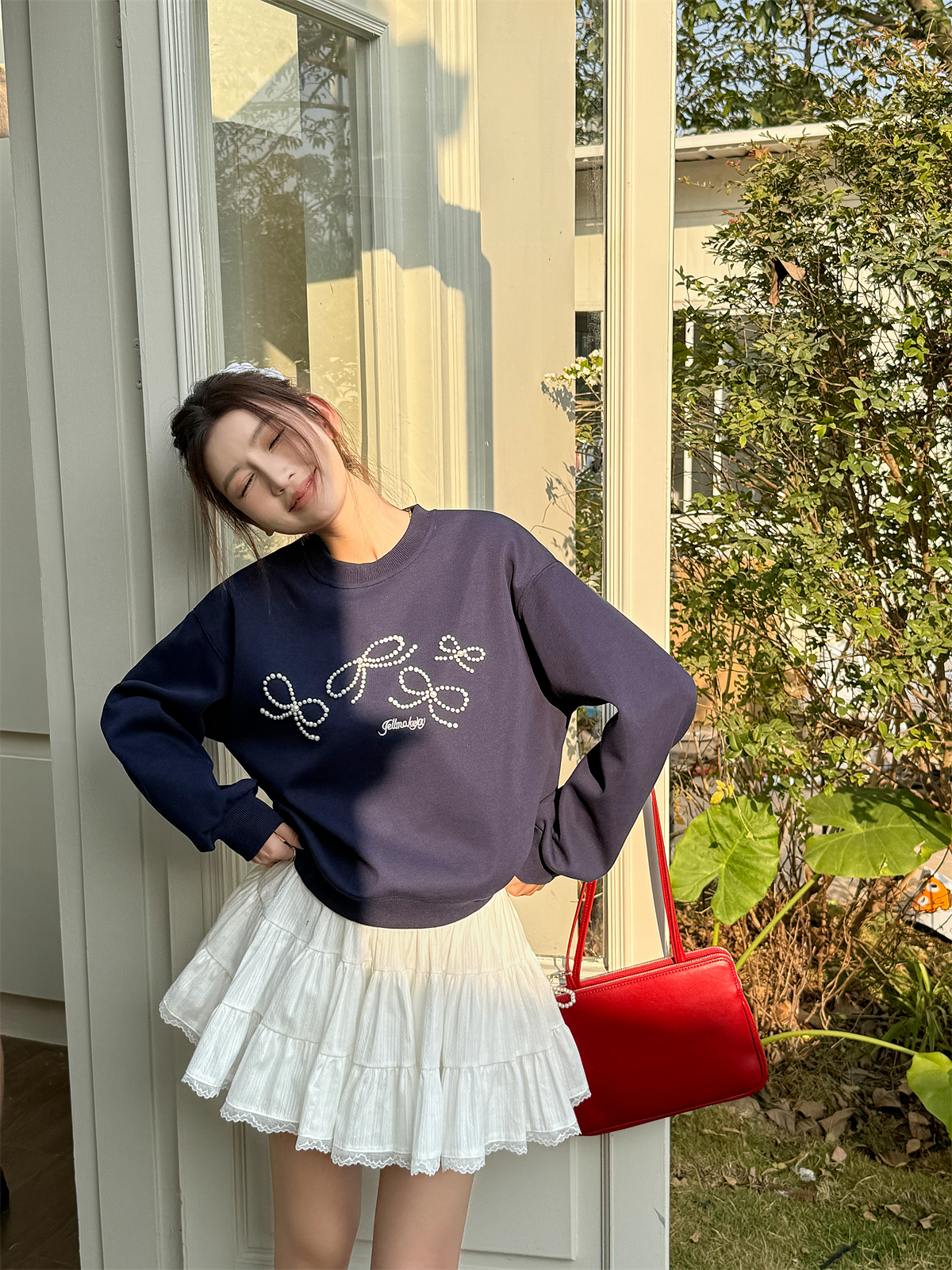 Lightweight Dark Blue Pearl Bow Pullover Sweatshirt - Round Neck Design for Women, Perfect for Spring Fashion Lightweight Dark Blue Pearl Bow Pullover Sweatshirt - Round Neck Design for Women, Perfect for Spring Fashion