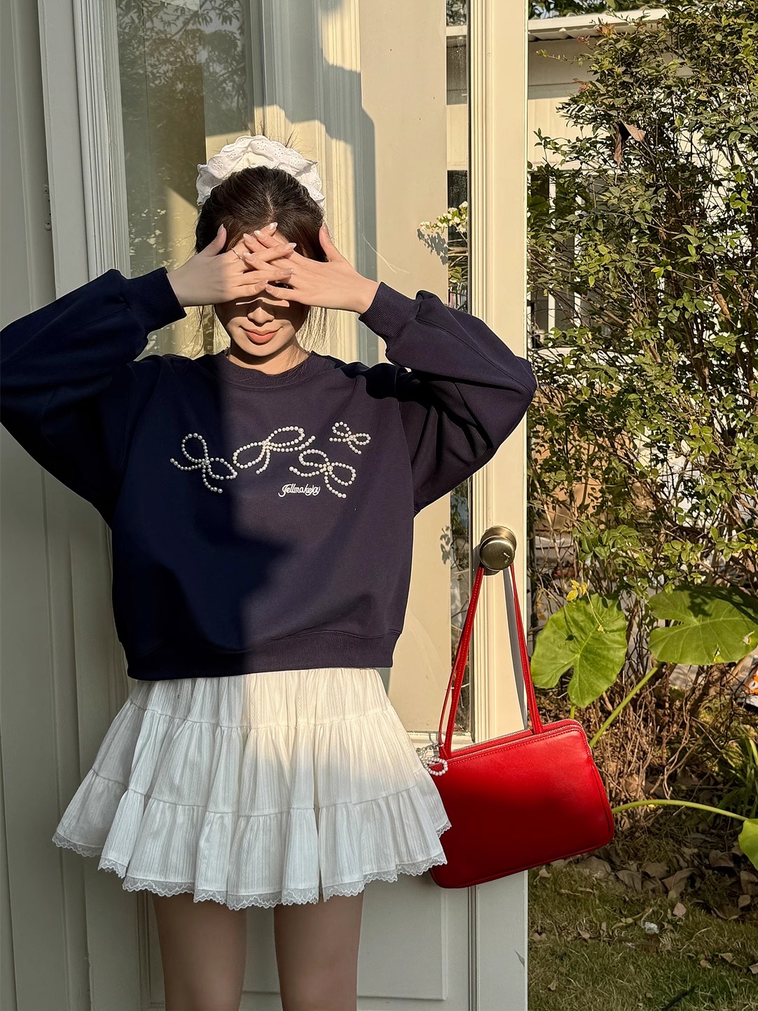 Lightweight Dark Blue Pearl Bow Pullover Sweatshirt - Round Neck Design for Women, Perfect for Spring Fashion Lightweight Dark Blue Pearl Bow Pullover Sweatshirt - Round Neck Design for Women, Perfect for Spring Fashion