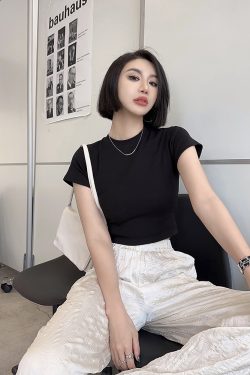 Lightweight Fitted Short Sleeve Round Neck T-Shirt for Women - Spring/Summer Basic Top, Perfect for Casual Outfits