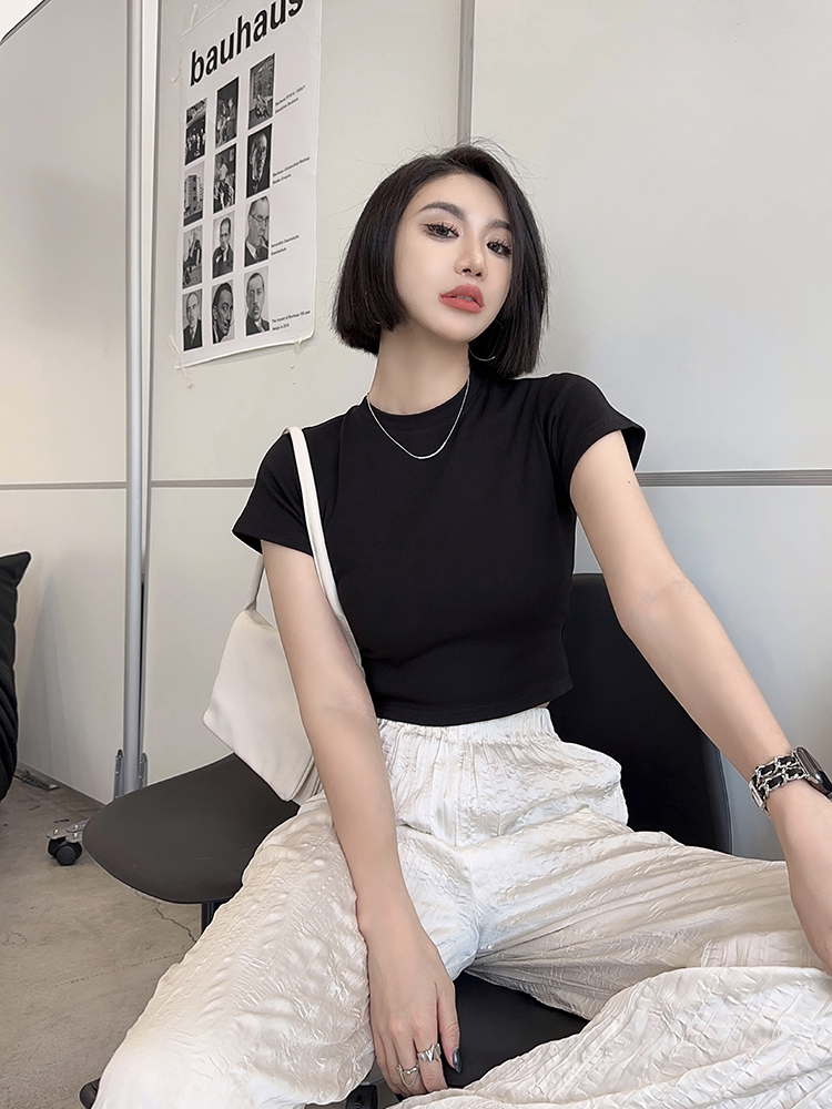 Lightweight Fitted Short Sleeve Round Neck T-Shirt for Women - Spring/Summer Basic Top, Perfect for Casual Outfits Lightweight Fitted Short Sleeve Round Neck T-Shirt for Women - Spring/Summer Basic Top, Perfect for Casual Outfits