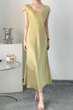 Lightweight Flowing Dress with Connected Sleeves, Diagonal Cut, Minimalist Style, Elegant Summer Slim-Fit, Mid-Length Skirt
