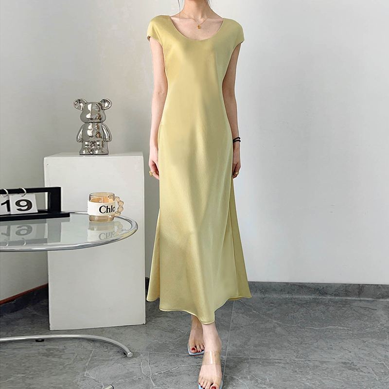 Lightweight Flowing Dress with Connected Sleeves, Diagonal Cut, Minimalist Style, Elegant Summer Slim-Fit, Mid-Length Skirt Lightweight Flowing Dress with Connected Sleeves, Diagonal Cut, Minimalist Style, Elegant Summer Slim-Fit, Mid-Length Skirt