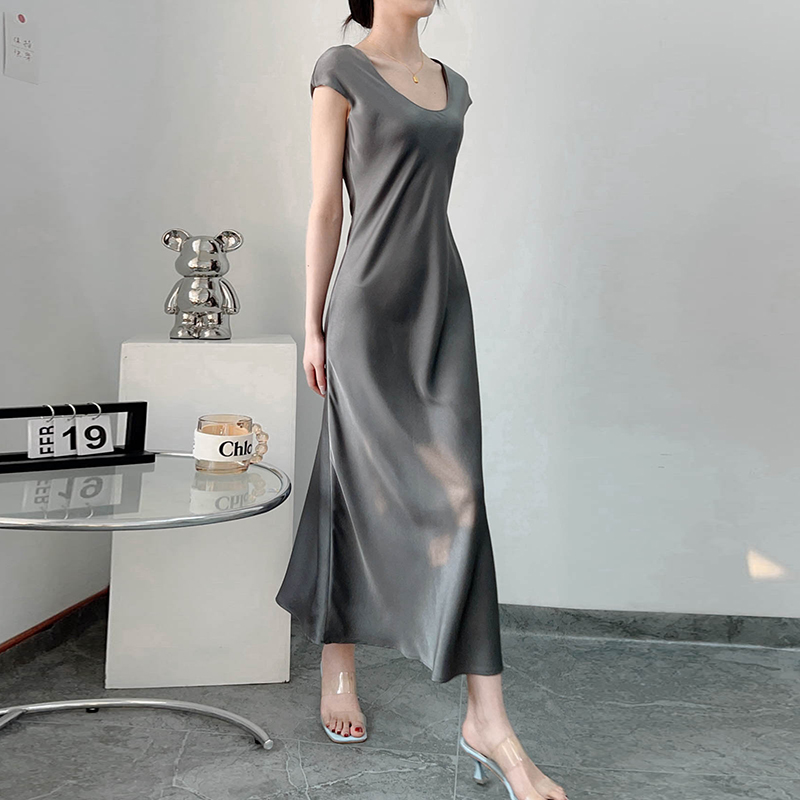 Lightweight Flowing Dress with Connected Sleeves, Diagonal Cut, Minimalist Style, Elegant Summer Slim-Fit, Mid-Length Skirt Lightweight Flowing Dress with Connected Sleeves, Diagonal Cut, Minimalist Style, Elegant Summer Slim-Fit, Mid-Length Skirt
