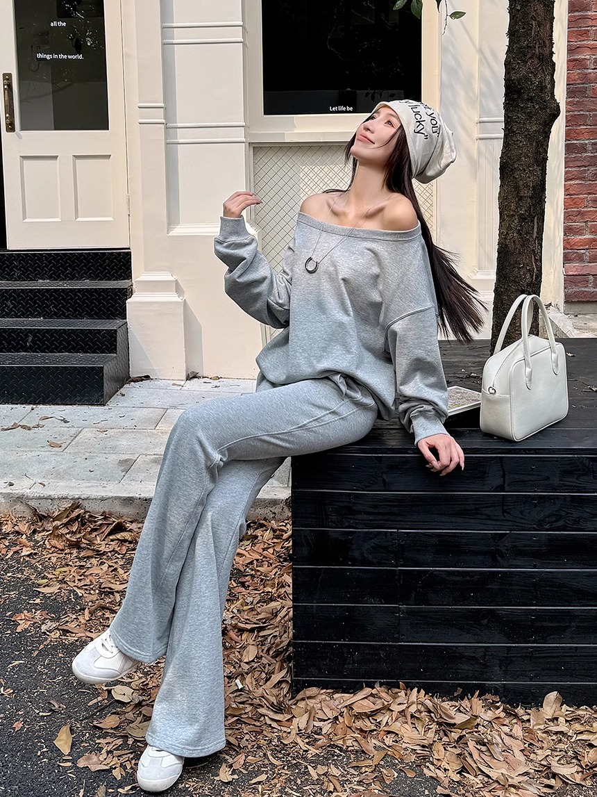 Lightweight Gray Off-Shoulder Sweatshirt for Women - Loose Fit Long Sleeve Top, Perfect for Spring & 90s-Inspired Style Lightweight Gray Off-Shoulder Sweatshirt for Women - Loose Fit Long Sleeve Top, Perfect for Spring & 90s-Inspired Style