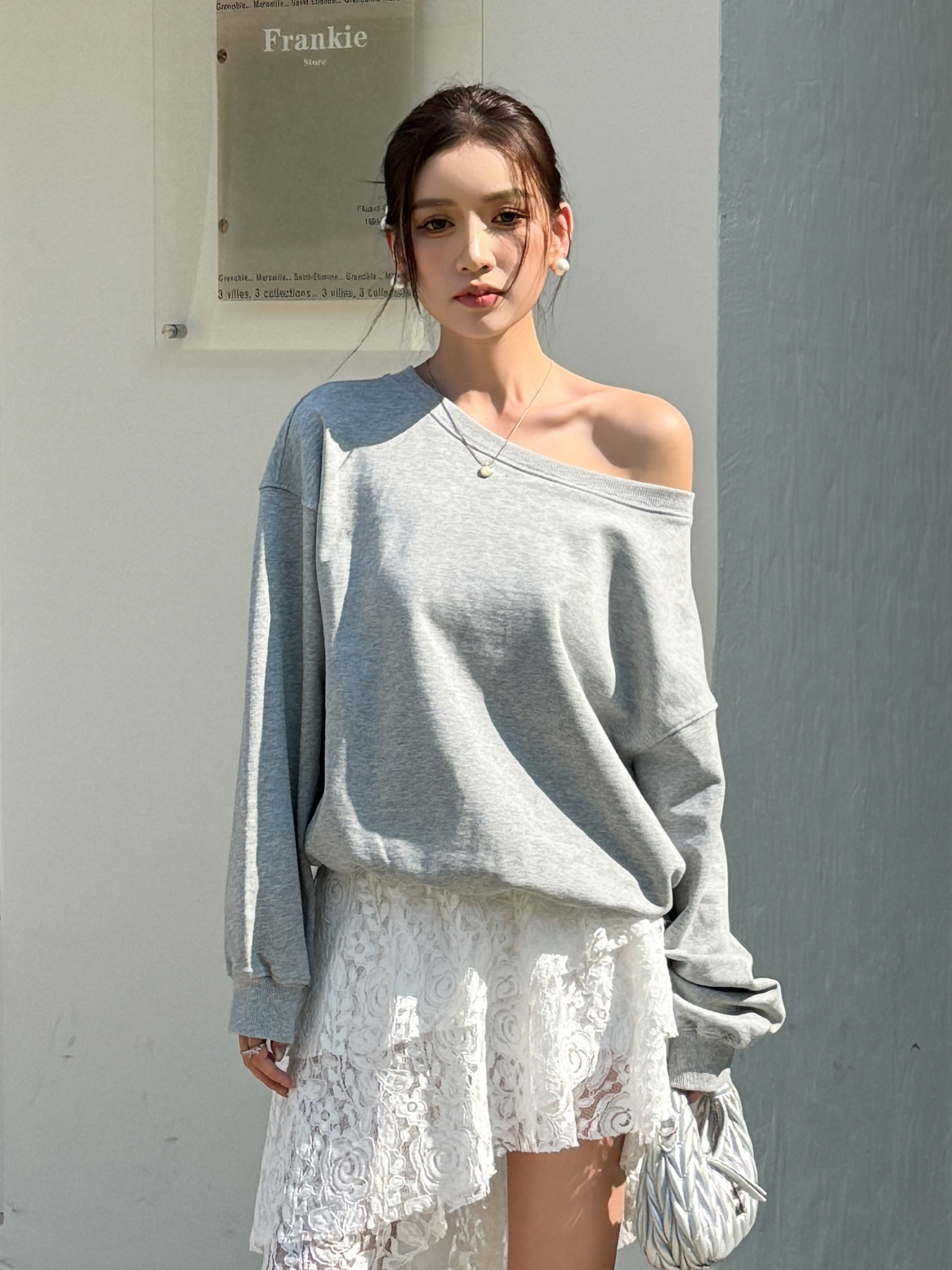 Lightweight Gray Off-Shoulder Sweatshirt for Women - Loose Fit Long Sleeve Top, Perfect for Spring & 90s-Inspired Style Lightweight Gray Off-Shoulder Sweatshirt for Women - Loose Fit Long Sleeve Top, Perfect for Spring & 90s-Inspired Style