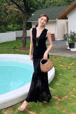 Lightweight High-Waisted V-Neck Hollow Knit Dress for Women - Slim Fit Long Skirt Perfect for Spring and Summer Style