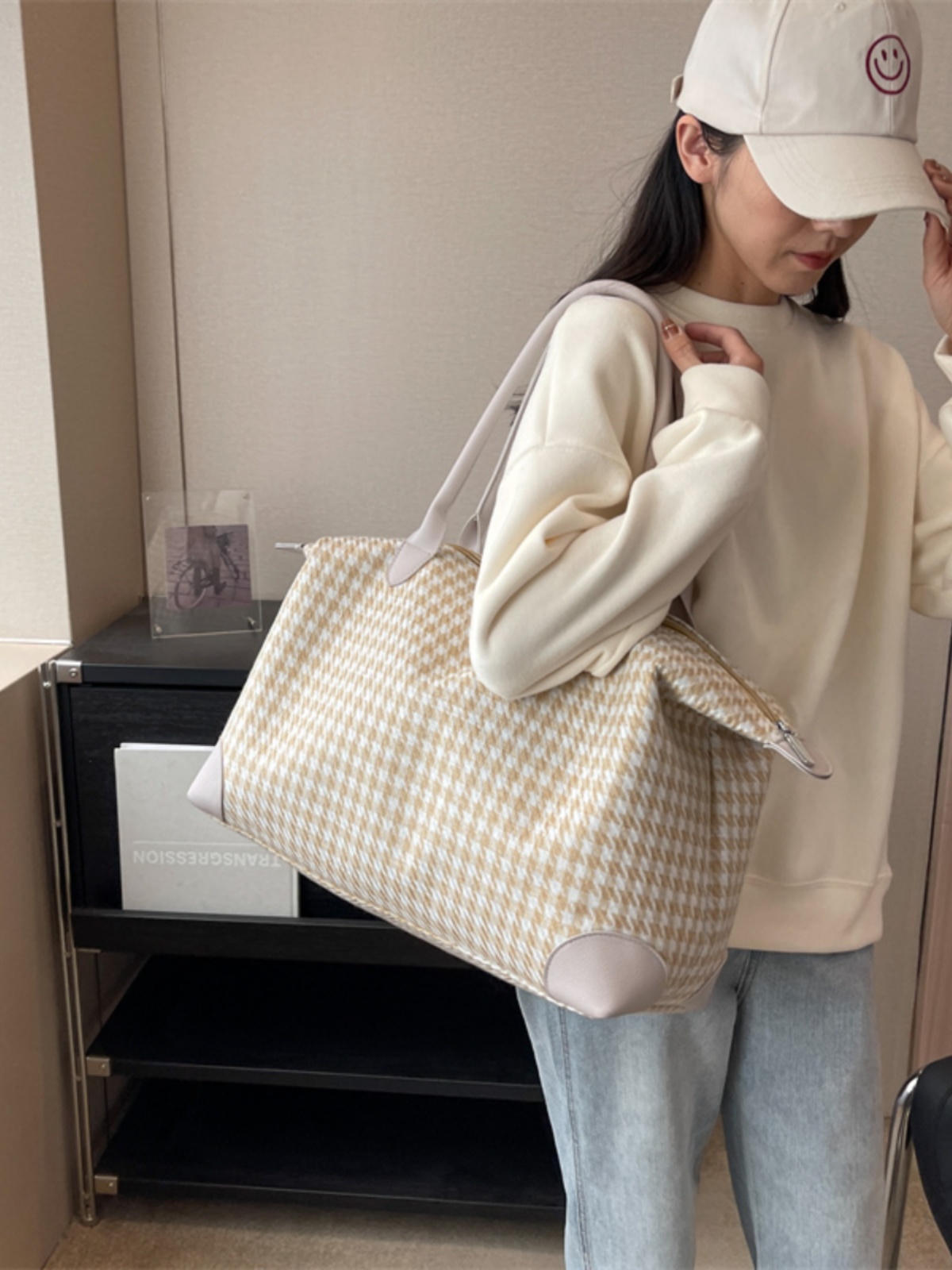 Lightweight Large-Capacity Travel Bag for Commuting, Gym, and Maternity - Versatile Short-Distance Business Trip Tote Lightweight Large-Capacity Travel Bag for Commuting, Gym, and Maternity - Versatile Short-Distance Business Trip Tote