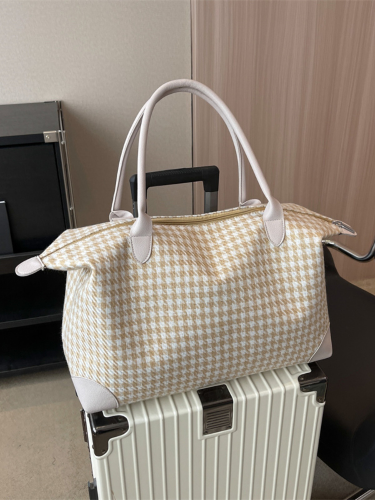 Lightweight Large-Capacity Travel Bag for Commuting, Gym, and Maternity - Versatile Short-Distance Business Trip Tote Lightweight Large-Capacity Travel Bag for Commuting, Gym, and Maternity - Versatile Short-Distance Business Trip Tote