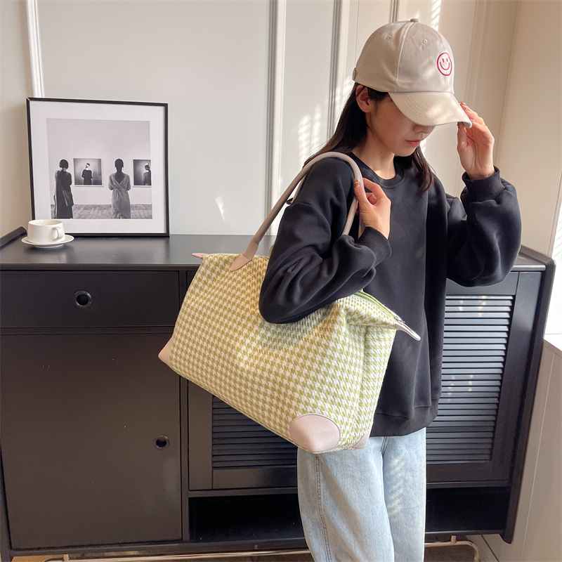 Lightweight Large-Capacity Travel Bag for Commuting, Gym, and Maternity - Versatile Short-Distance Business Trip Tote Lightweight Large-Capacity Travel Bag for Commuting, Gym, and Maternity - Versatile Short-Distance Business Trip Tote