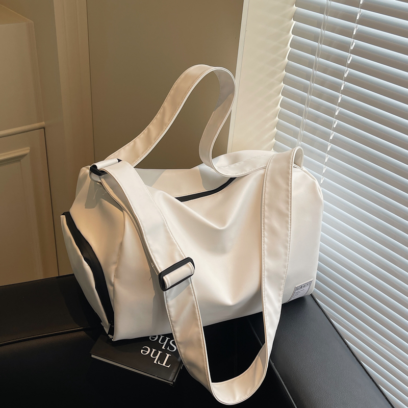 Lightweight Large-Capacity Travel Bag for Women - Versatile Crossbody Sports Bag for Fitness and Short-Distance Travel Lightweight Large-Capacity Travel Bag for Women - Versatile Crossbody Sports Bag for Fitness and Short-Distance Travel