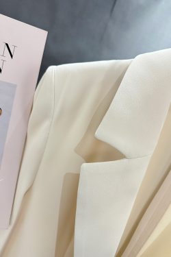 Lightweight Off-White Women's Suit Jacket - Stylish Minimalist Blazer for Summer Commuting, Fashionable 2025 Design