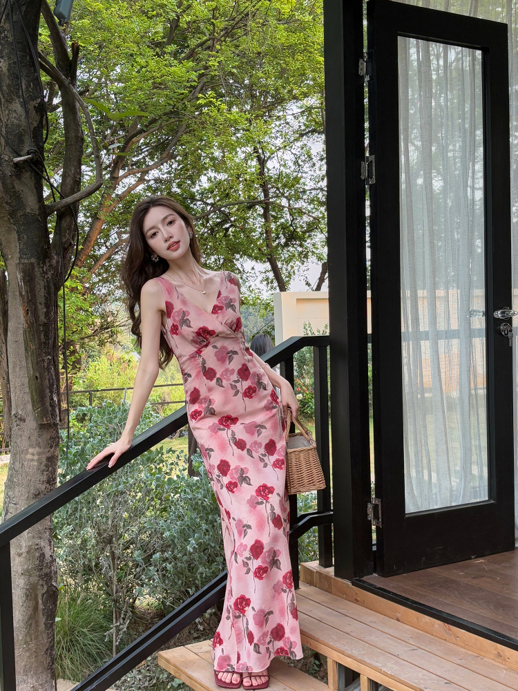 Lightweight Rose Pink Chiffon Dress, Slimming V-Neck High-Waisted Long Dress for Summer Vacation, Elegant Floor-Length Style Lightweight Rose Pink Chiffon Dress, Slimming V-Neck High-Waisted Long Dress for Summer Vacation, Elegant Floor-Length Style