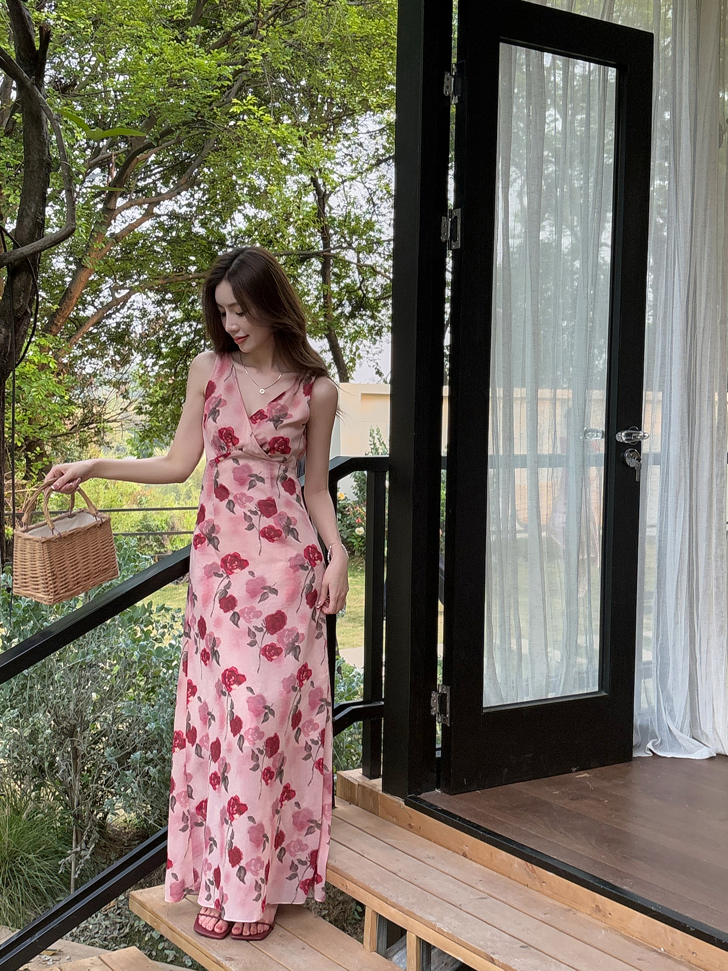 Lightweight Rose Pink Chiffon Dress, Slimming V-Neck High-Waisted Long Dress for Summer Vacation, Elegant Floor-Length Style Lightweight Rose Pink Chiffon Dress, Slimming V-Neck High-Waisted Long Dress for Summer Vacation, Elegant Floor-Length Style