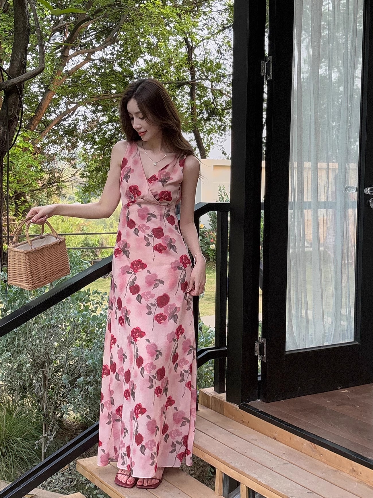 Lightweight Rose Pink Chiffon Dress, Slimming V-Neck High-Waisted Long Dress for Summer Vacation, Elegant Floor-Length Style Lightweight Rose Pink Chiffon Dress, Slimming V-Neck High-Waisted Long Dress for Summer Vacation, Elegant Floor-Length Style