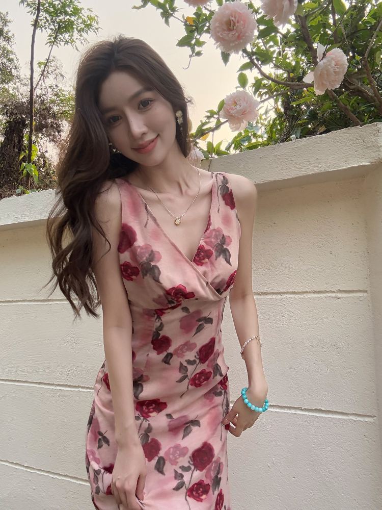 Lightweight Rose Pink Chiffon Dress, Slimming V-Neck High-Waisted Long Dress for Summer Vacation, Elegant Floor-Length Style Lightweight Rose Pink Chiffon Dress, Slimming V-Neck High-Waisted Long Dress for Summer Vacation, Elegant Floor-Length Style