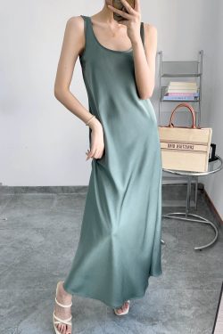 Lightweight Slant-Cut Vest Dress for Women - Slimming Satin Sleeveless Layer, Wrinkle-Resistant, Perfect for Spring and Summer.