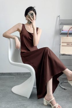 Lightweight Slant-Cut Vest Dress for Women - Slimming Satin Sleeveless Layer, Wrinkle-Resistant, Perfect for Spring and Summer.