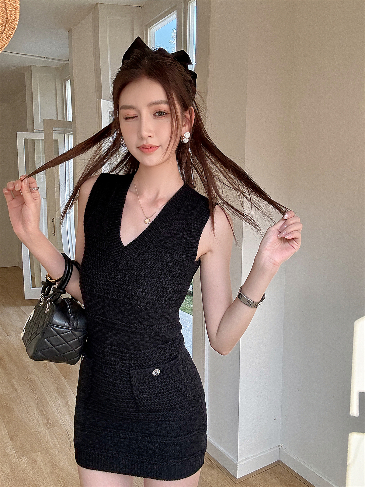 Lightweight V-Neck Bodycon Dress with Textured Knit Waist-Cinching, Slim Fit, Elegant Black Short Skirt for Spring and Summer Fashion Lightweight V-Neck Bodycon Dress with Textured Knit Waist-Cinching, Slim Fit, Elegant Black Short Skirt for Spring and Summer Fashion