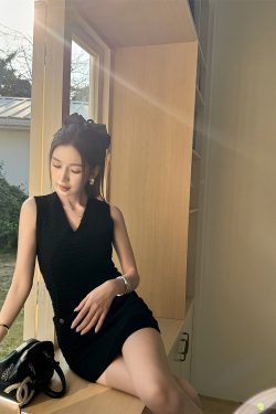 Lightweight V-Neck Bodycon Dress with Textured Knit Waist-Cinching, Slim Fit, Elegant Black Short Skirt for Spring and Summer Fashion