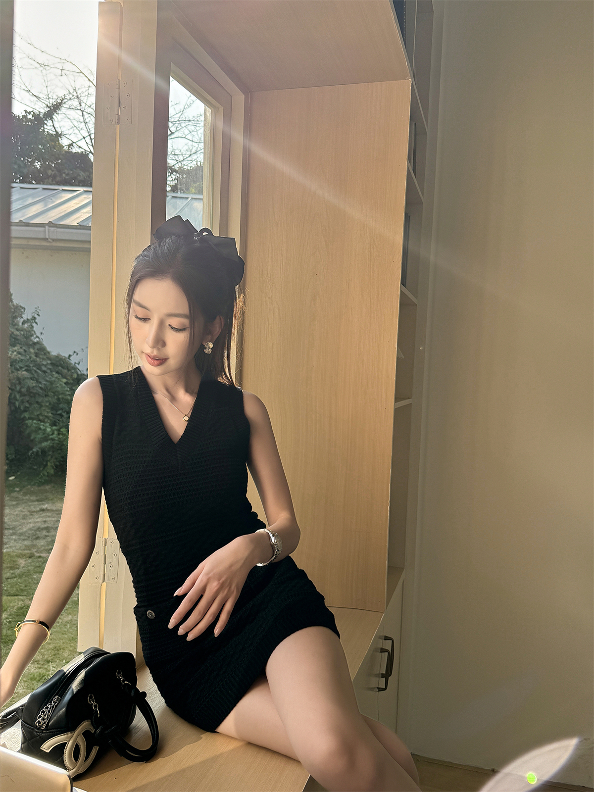 Lightweight V-Neck Bodycon Dress with Textured Knit Waist-Cinching, Slim Fit, Elegant Black Short Skirt for Spring and Summer Fashion Lightweight V-Neck Bodycon Dress with Textured Knit Waist-Cinching, Slim Fit, Elegant Black Short Skirt for Spring and Summer Fashion