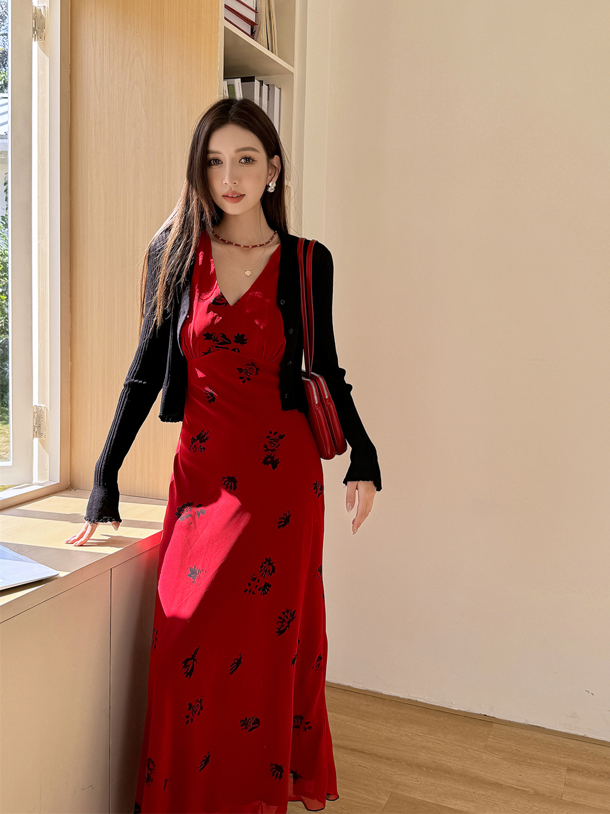 Lightweight V-Neck Knit Cardigan, Ribbed Ice Silk Short Outerwear, Sun Protection Cover-Up Top for Spring and Summer Fashion Lightweight V-Neck Knit Cardigan, Ribbed Ice Silk Short Outerwear, Sun Protection Cover-Up Top for Spring and Summer Fashion